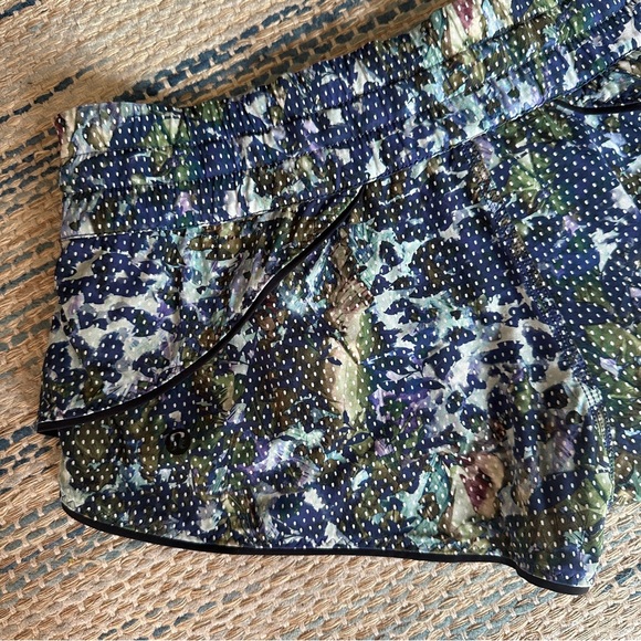 Lululemon Water: Surf Short in Floral Sport White Multi Black Reversible Size 6 - Picture 7 of 15